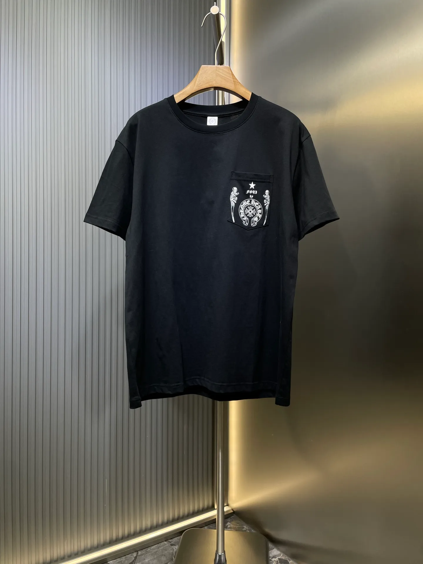 P250 N502 Kl 🌟【Top original order】Chrome Hearts Sanskrit short sleeves printed all over the back. Process description: The fabric is made of 26-woven 200g cotton, and the printing is made of special imported slurry. The overall routing is straight and delicate, the fabric is comfortable and soft, and the color is consistent without color difference. It can be matched with the same style to create a fashionable look and control various occasions. Customized accessories, complete three standards, same style for men and women!  size：s m l